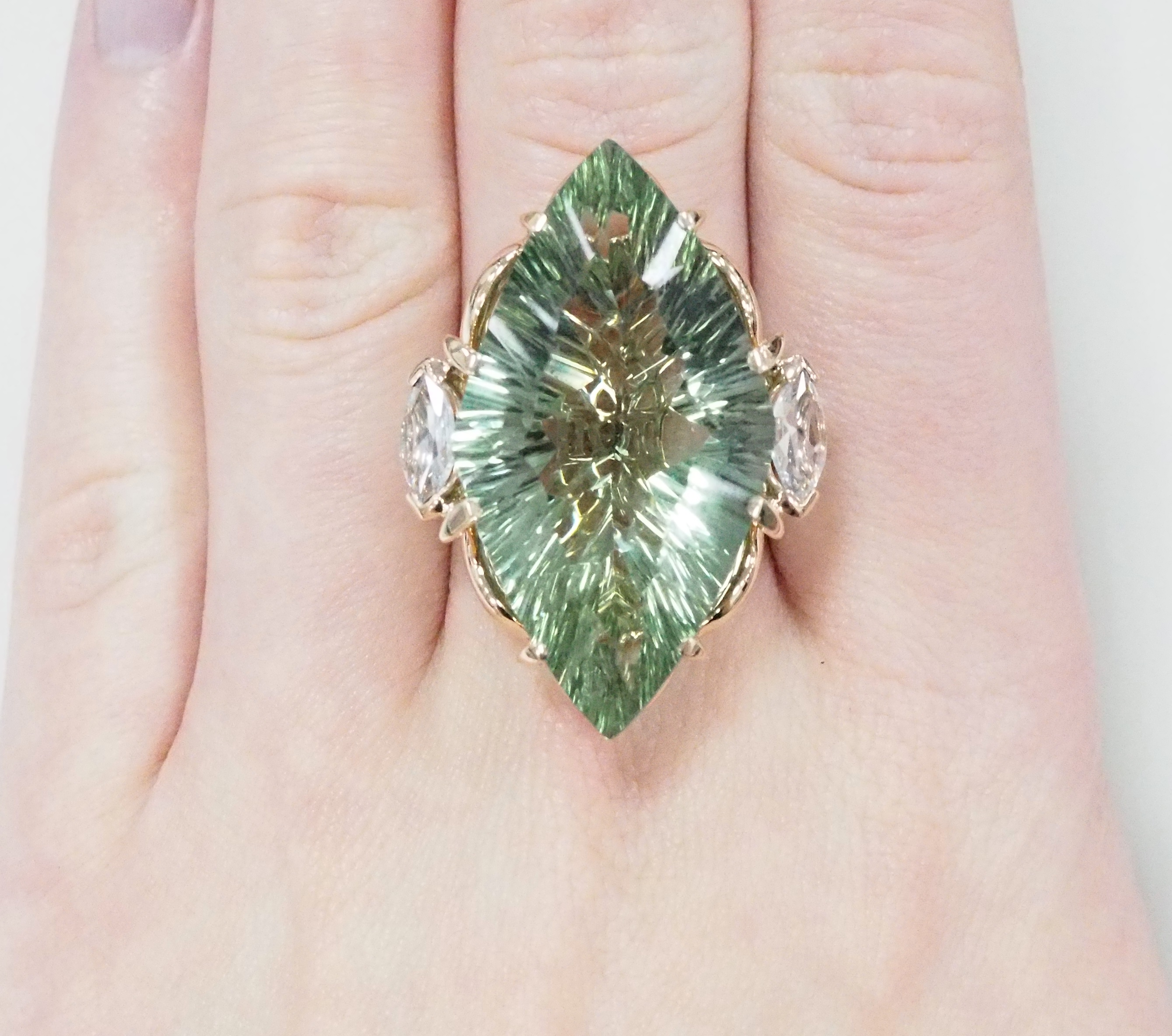 Серебряное кольцо 925 пробы; вставки 1 Агат зеленый; 12 Фианит бесцв.;